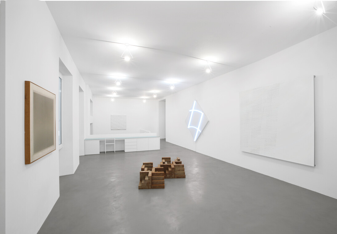 (From left to right) Dadamaino, Volume of phase modules, 1961 die-cut plastic, 100x100 cm. Enrico Castellani, white surface, 1990
Acrylic on canvas extroflexed, 120x120 cm. François Morellet, Cruibes n°16, 2013 Neon and white acrylic on canvas on wood, 212x212 cm. Riccardo De Marchi, Untitled, 2015
Aluminum, paint and holes, 200x200 cm. Nicola Carrino, Constructive 1/69 C, 1975. Dynamic path 4.4, 2016 Iron, 16 scalar modules 30x30x30 cm each. Partial view of the exhibition A arte Invernizzi. Courtesy A arte Invernizzi, Milan. Photo by Bruno Bani
