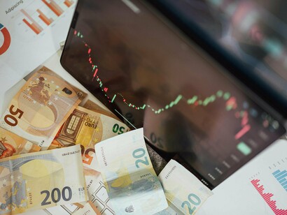 Político em campanha. Empresas, organizações e pessoas individuais relevantes, podem ser alvo destas sanções, sejam elas políticas, financeiras e/ou comerciais e económicas, modo que melhor aprouver às tentativas de inibição e reversão das agressões em curso. Guerras tarifárias e cambiais também podem ter efeito nestas situações e, com o fim de inibir o comércio e o financiamento das operações e ações agressivas bem como, o escalonamento das mesmas. Dissuadir e reverter o processo bélico e destrutivo, pode ser do interesse de outros atores não participantes diretos no conflito mas, que também são afetados de diversas formas, por tais resoluções