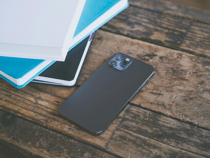 La IA no solo ejecuta tareas, sino que transforma constantemente información en acciones materiales dentro de un ciclo funcional