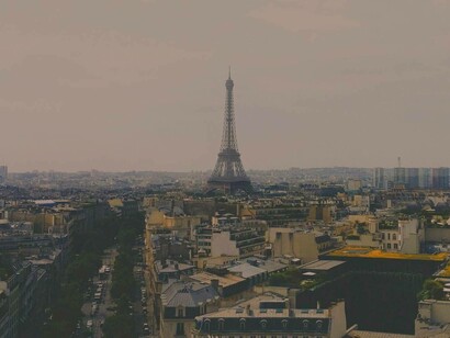 La vista panoramica di Parigi con la Torre Eiffel, avvolta nella nebbia, Francia