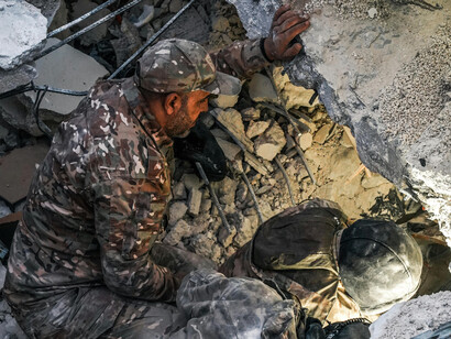 Soldados buscam por pessoas nos escombros da guerra. Desde 2014, as relações instáveis entre Rússia e Ucrânia geraram impactos globais