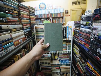 Acariciaba el libro con una devoción casi sagrada, como si cada roce despertara los susurros íntimos contenidos en sus páginas