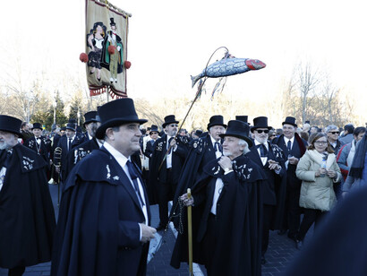 Los cofrades han llenado de humor y diversión su tradicional recorrido desde la ermita de San Antonio de la Florida hasta la Fuente de los Pajaritos, en la Casa de Campo, donde han dado sepultura al pescado más festivo. 2017,
Carnaval de Madrid, España