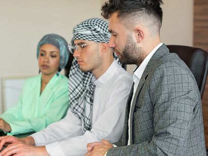 Diretores e coordenador pedagógico se reunem em para discutir melhores práticas de inclusão e diversidade na equipe da escola