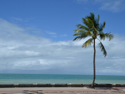 O mar em frente do Parque Dona Lindu