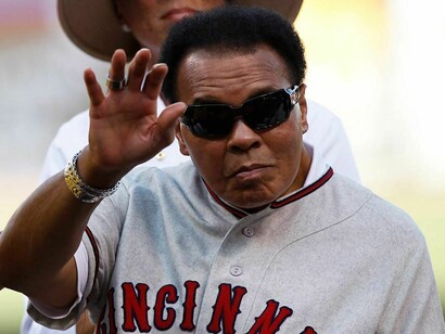 Mohamed Ali con una camiseta del equipo de béisbol de Cincinnati 