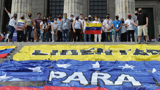 Venezolanos opositores junto Patricia Bullrich durante la consulta popular contra el gobierno de Nicolás Maduro en la Facultad Derecho Buenos Aires