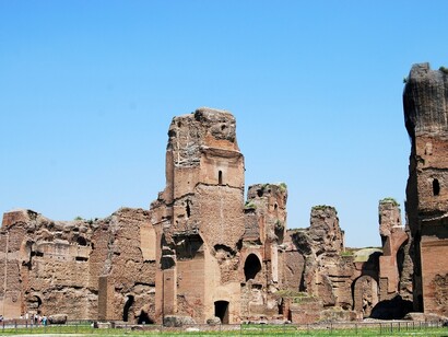 Terme di Caracalla, Roma, Italia. Scopri l'imperdibile natatio delle Terme di Caracalla: Una piscina all'aperto circondata da maestose colonne e mosaici