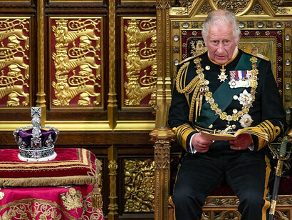 El rey Carlos III se sienta en el trono tras el fallecimiento de la reina Isabel II