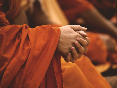 Buddhismo. Penso davvero che il buddhismo "ateo", diciamo quello che non accetta la reincarnazione e non crede nel "satori" finale, e rifiuta ovviamente un Dio creatore, possa rappresentare davvero una religiosità planetaria