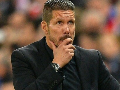 Simeone, reflexionando durante un partido