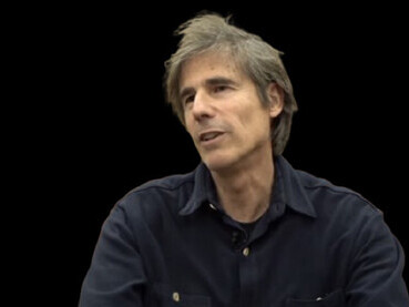 Walter Salles dirigiu Diários de Motocicleta (2004), que narra a viagem de Che Guevara pela América do Sul. O filme ganhou o Oscar de Melhor Canção Original com Al Otro Lado del Río, de Jorge Drexler, além de receber aclamação global pela sensibilidade na direção e pelo impacto social da história