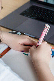 Descubra como a tecnologia está transformando a educação, tornando-a mais acessível, personalizada e envolvente para alunos de todas as regiões e backgrounds