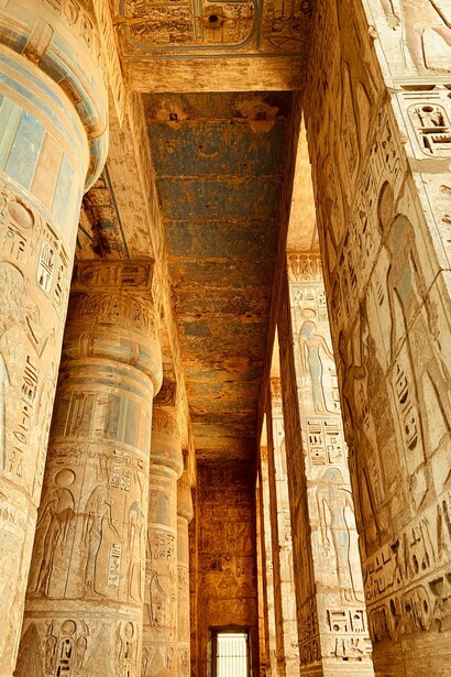 El descubrimiento de la Piedra de Rosetta en 1799 fue clave para descifrar los jeroglíficos egipcios a partir de su traducción a la lengua griega