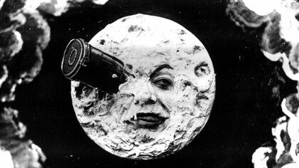 La celeberrima luna di Georges Méliès nel film del 1902 "Le Voyage dans la Lune".
A Méliès, Piersanti ha dedicato un’opera lirica
