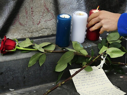 Velas, rosas y cartas en honor a las víctimas del atentado de París