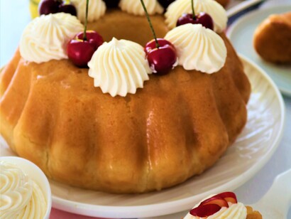Il babà napoletano si distingue per la sua forma e per l’inzuppo di rum, una versione più ricca rispetto all'originale polacco