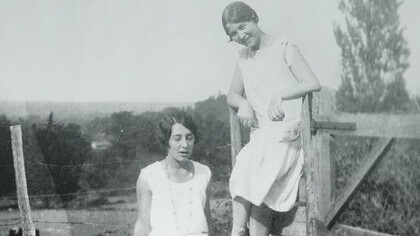 O livro “As Inseparáveis” foi escrito em 1954, somente cinco anos após “O Segundo Sexo”. Curiosamente ficou guardado todos esses anos sendo publicado pela sua filha adotiva, Sylvie Le Bon de Beauvoir, somente em 2020, pois a autora o considerou muito particular e excessivamente íntimo