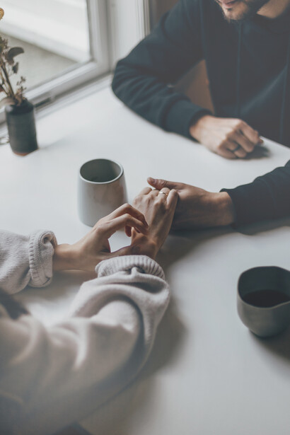 Studi hanno dimostrato che tenere per mano durante e dopo le discussioni conflittuali influenza in maniera positiva la frequenza cardiaca e l'umore
