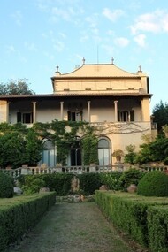 la loggia e il giardino di Villa Curonia a Firenze