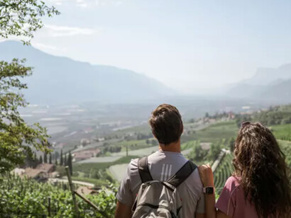  Una coppia ammira la vista dal Waalweg di Marlengo, Trentino alto Adige, Italia