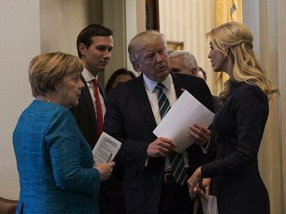 Em 17 de março de 2017, na Casa Branca, o presidente Donald Trump se encontrou com a chanceler alemã Angela Merkel no exterior do Salão Oval, acompanhado pelo conselheiro sênior Jared Kushner e Ivanka Trump