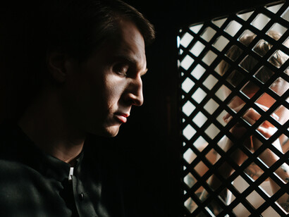 Cura recibiendo una confesión