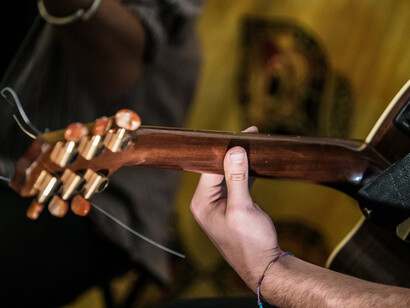 Dal movimento Naples Power, dal jazz, dal classic rock e dalla fusion, dalla ricerca di confronti e di crescita musicale, il quintetto ha tratto una formula fresca, suonata con entusiasmo e padronanza strumentale © Sabrina Cirillo