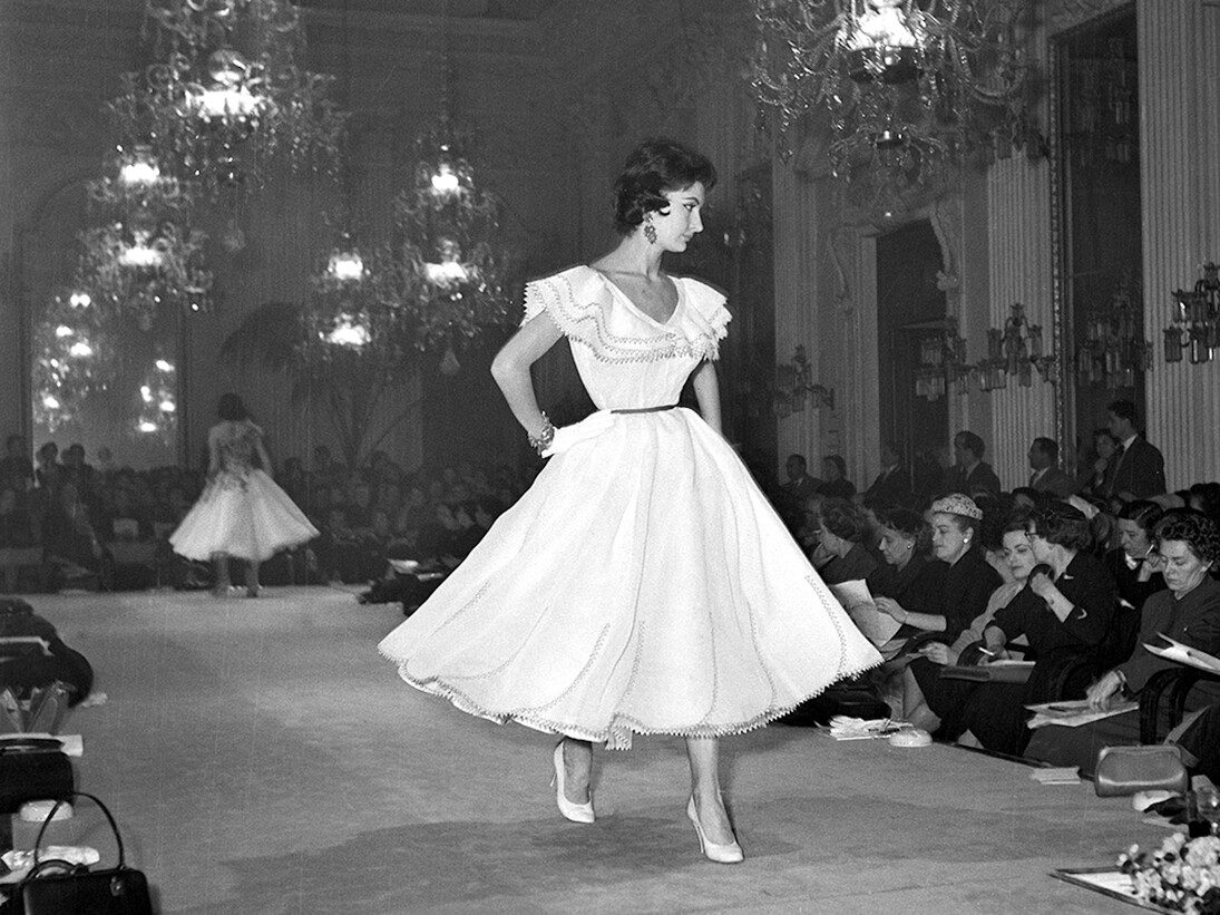 1955_1929: Gennaio 1955, Abiti da cocktail in passerella alla Sala Bianca, Palazzo Pitti © Archivio Foto Locchi. 
