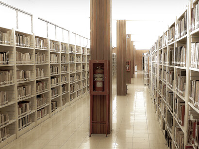 Pasillo de la biblioteca de la Universidad Nacional de Venezuela. La vida universitaria suele ser un espacio transformador que fomenta el desarrollo intelectual, político y espiritual