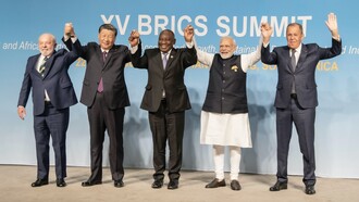 BRICS est l'acronyme inventé pour associer cinq grandes économies émergentes : Brésil, Russie, l'Inde, Chine et l'Afrique du Sud. Le groupe s'est élargi en 2024 avec l'intégration des Émirats arabes unis, de l'Iran de l'Égypte et de l'Éthiopie.