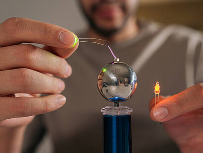 Demonstration of a Tesla coil producing electrical arcs and plasma through high-voltage static electricity