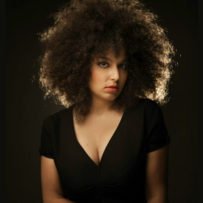 Sade Mangiaracina è anche un'abilissima ed originale pianista nei suoi interventi solistici