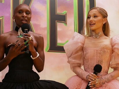 Cynthia Erivo e Ariana Grande, com quem contracena em Wicked. Além de suas realizações no cinema e no teatro, Erivo é reconhecida por seu estilo distinto na moda, frequentemente presente em eventos de alto perfil, como o Met Gala. Sua influência estende-se à música, com performances poderosas que evidenciam sua versatilidade artística