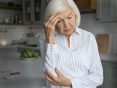 O tremor essencial é principalmente um tremor de ação ou postural. Isso significa que ele ocorre quando a pessoa está realizando uma ação (como segurar um copo) ou mantendo uma posição contra a gravidade (como estender os braços). Esse tipo de tremor afeta principalmente as mãos e os braços, mas também pode envolver a cabeça, a voz e, menos comumente, as pernas e o tronco