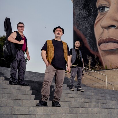 Il nome stesso, “‘o Rom”, fonde il romanes “l’uomo zingaro” con l’articolo napoletano (“‘o” = “lo”), simboleggiando la fusione tra culture diverse