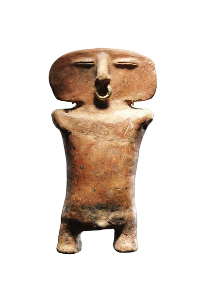 Scultura antropomorfa. Cultura Quimbaya,regione del Cauca . III secolo d.C. . Terracotta di colorazione rossastra, al naso anello d’oro. Altezza: 23 cm. Venezia, Collezione Ligabue
