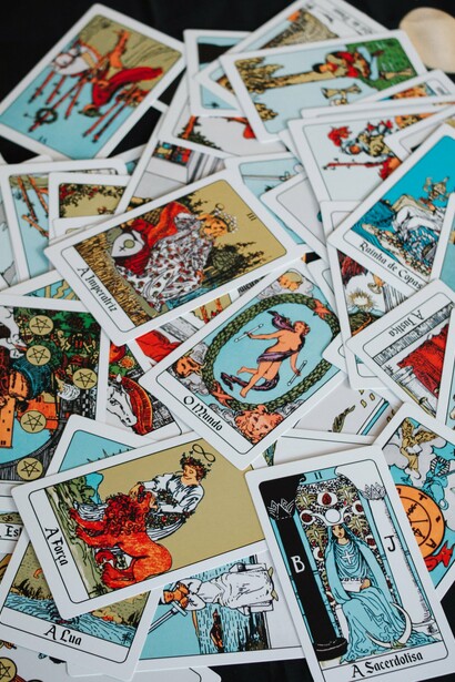 Detalhe de cartas de tarot com imagens ricas em simbolismo e elementos arquetípicos. Quando utilizadas como linguagem simbólica, podem estimular a introspecção, desde que não substituam o pensamento crítico nem a responsabilidade pelas próprias decisões