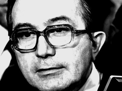 Figura centrale della Democrazia Cristiana, Andreotti fu noto per il suo stile riservato, la battuta tagliente e una fitta rete di relazioni politiche e istituzionali