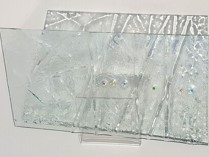 Segni in rilievo su vetro, cm 28x53, 2013