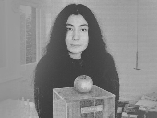 Yoko Ono junto a su obra de 1966, «Manzana»