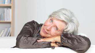 En su cuello delicado se acurrucan los restos de una belleza fabulosa 