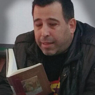 Daniel Izquierdo Clavero te trae agua, te sienta en la butaca de orejeras, pone la mejor de sus sonrisas y, entonces, poco a poco, te va mostrando sus escritos: admirables en su sintaxis, ejemplares en su descripción, de belleza inconmensurable