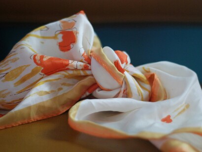 Tra cinema d’essai, teatro e vita mondana, il foulard accompagnava una donna che cercava di non lasciarsi intrappolare dalla ricchezza del marito
