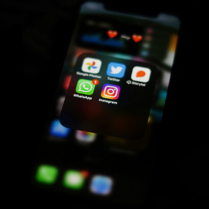 Celular.  O mediatismo noticioso a que hoje assistimos teria, assim, de ser mais moderado e reflectido, mesmo que fugazmente 
