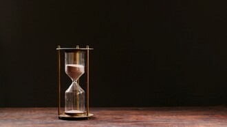 L'Orologio dell'Apocalisse è un simbolo creato nel 1947 dagli scienziati del Bulletin of the Atomic Scientists per rappresentare quanto l'umanità sia vicina a una catastrofe globale