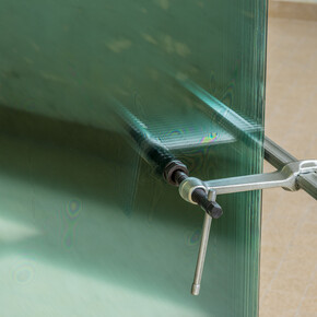 Arcangelo Sassolino, L’ineluttabile, 2018, Acier, verre / Steel, glass, 260 x 57 x 75 cm. Exhibiton view ‘The way we were’- Galleria Continua / Les Moulins, Mai 2018 Courtesy the artist and Galleria Continua, San Gimignano / Beijing / Les Moulins / Habana. Photo by Oak Taylor-Smith