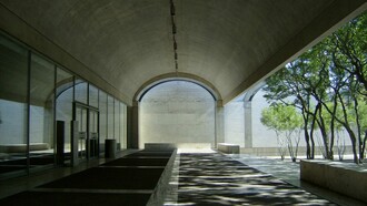Kimbell Art Museum, Fort Worth, USA. L'architettura di Louis Kahn diventa una meditazione sulla condizione umana. Ci ricorda che l'architettura non è solo un riparo per il corpo, ma anche un santuario per l'anima