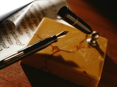 Una pluma lista para recitar versos