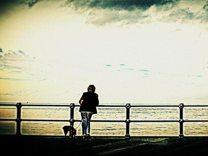 Paseando solo al atardecer